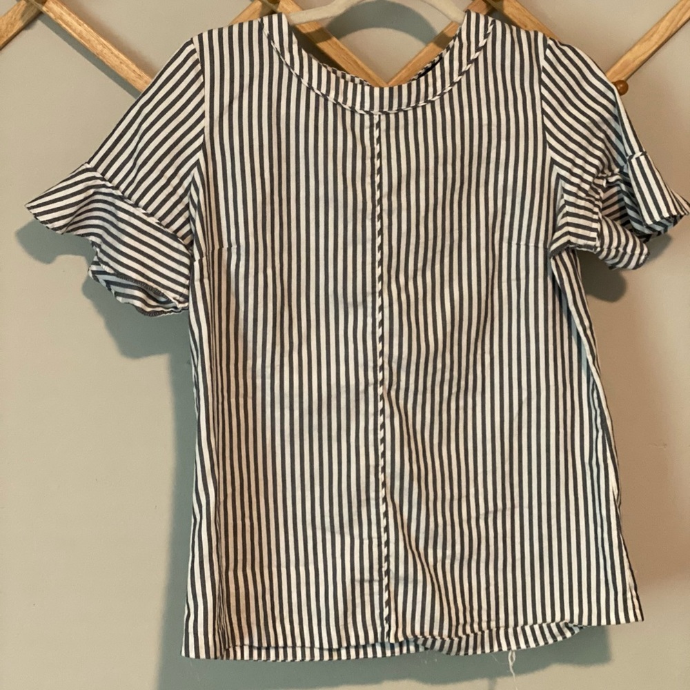 Banana Republic blouse with ruffle sleeve